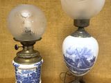 deux lampes anciennes ornées de motifs bleus et blancs sur fond marron