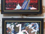 deux tableaux encadrés sont accrochés à un mur de briques