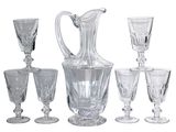 beaucoup de verres et un pichet sur la table