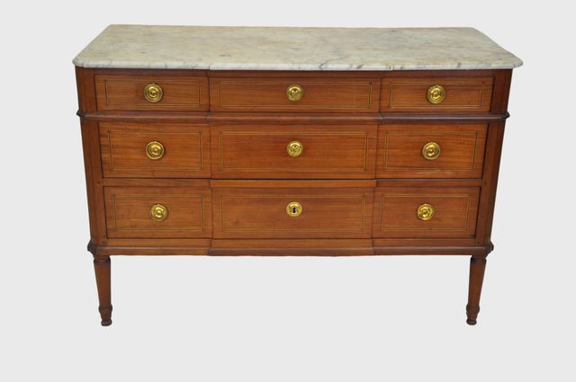 Commode en acajou marqueté de filets, de forme rectangulaire à lé...