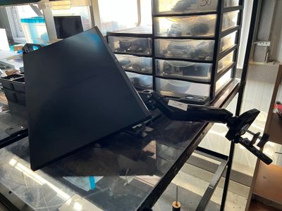 un ordinateur portable posé sur une table en verre