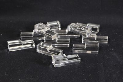 BACCARAT. Suite de douze porte couteaux en cristal de forme …