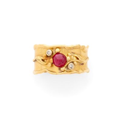gros plan d'une bague en or avec une pierre en rubis