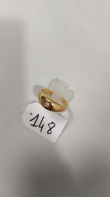 Gros plan sur une bague en or ornée d'un diamant
