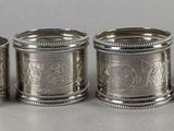 six serviettes en argent alignées en rang sur une table