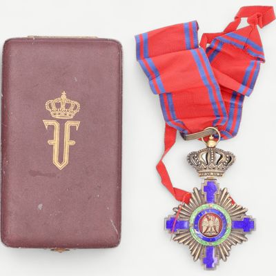 un vieux livre avec une croix et une médaille à côté