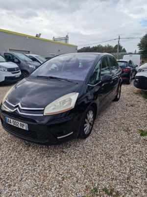 une Citroën noire garée sur un parking à côté d'autres voitures
