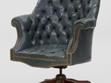 une chaise de bureau en cuir bleu avec un piètement en bois et des roulettes