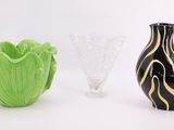 deux vases posés l'un à côté de l'autre sur une surface blanche