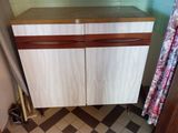 une armoire blanche avec une porte marron dans une salle de bains