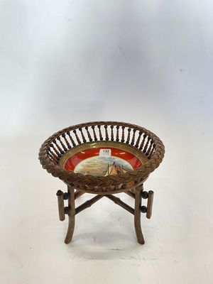 une image représentant un petit panier en osier posé sur un support en bois