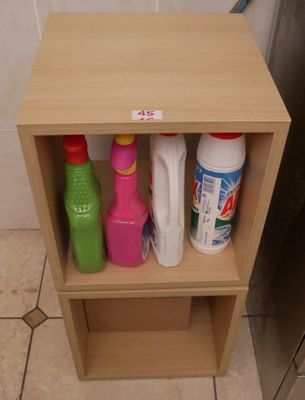 une étagère en bois sur laquelle sont posées des bouteilles et des produits d'entretien