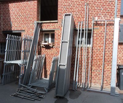 de nombreux morceaux de métal posés à l'extérieur d'un immeuble en briques