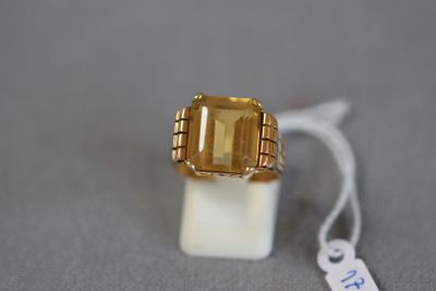 Petite bague art deco monture or avec citrine taille émeraud…