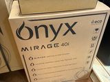 Deux boîtes d'Onyx Mirage 410 sont empilées l'une sur l'autre