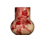 un petit vase orné d'un motif rouge et blanc