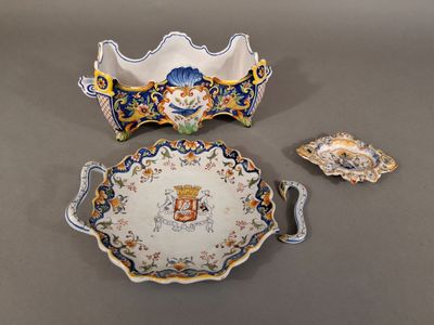 DESVRES, Lot en faience émaillée polychrome à dcor héraldiqu…