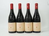 trois bouteilles de vin rouge sont alignées sur une surface blanche
