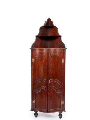 une armoire ancienne en bois à deux portes, munie d'une poignée de porte
