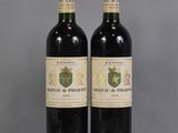 deux bouteilles de vin rouge posées l'une à côté de l'autre sur une table