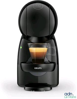 La cafetière Krups contient une tasse de café.