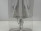 une lampe posée sur une table dans la pièce