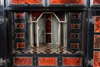 Cabinet en placage d'ébène et écaille rouge ouvrant par deux… (photo 4)