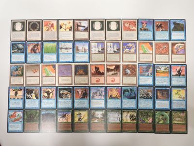 une photo montrant une grande pile de cartes posée sur une table