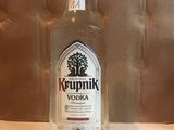 une bouteille de vodka Krupnik posée sur une table