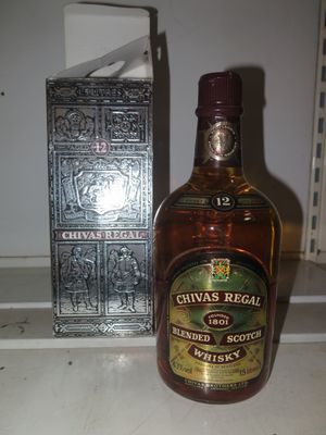 une bouteille de Chivas Regal à côté d'un coffret en argent