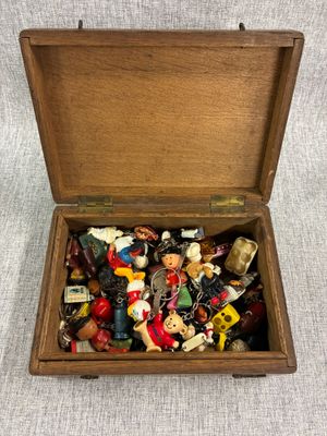 une petite boîte en bois remplie d'un assortiment de figurines