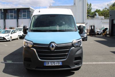 une photo d'une camionnette bleue et blanche garée sur un parking