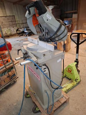 une machine posée sur une palette dans un entrepôt