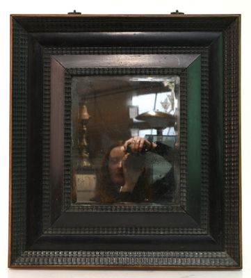 une femme se prenant en photo dans un miroir