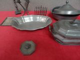 de nombreux objets en argent posés sur une table rouge