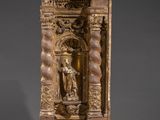 une image représentant une statue en or d'une femme dans une niche