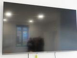 un téléviseur à écran plat fixé au mur d'une pièce
