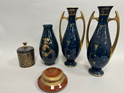 trois vases placés l'un à côté de l'autre