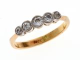 une photo d'une bague de cinq stones sertie de diamants