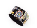 Gros plan sur une bague ornée d'une fleur