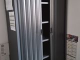 une grande armoire métallique dans un coin de la pièce