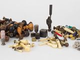 un grand nombre d'objets posés sur une table