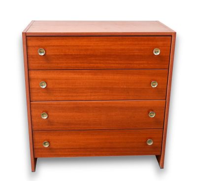 un gros plan d'une commode en bois sur fond blanc