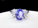 une photo d'une bague en tanzanite et diamants posée sur une assiette blanche