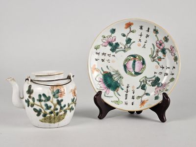 Théière et soucoupe en porcelaine chinoise sur un socle