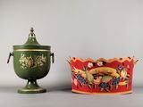 deux vases posés l'un à côté de l'autre sur une table