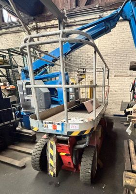 une grue bleue garée dans un entrepôt
