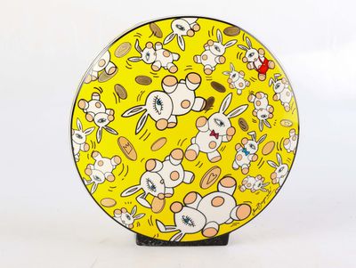 une assiette jaune sur laquelle sont dessinés plusieurs animaux de bande dessinée