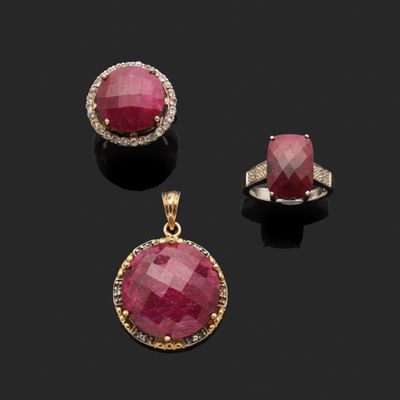 un ensemble composé d'un pendentif et de boucles d'oreilles en rubis et diamants