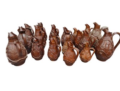 de nombreux vases marron alignés les uns à côté des autres